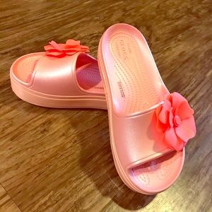 Women’s platform crocs, size 8